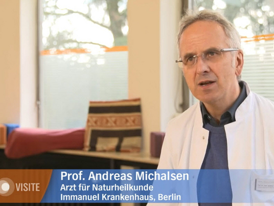 Immanuel Krankenhaus Berlin | Naturheilkunde |  Video-Tipp |  Yoga lindert Beschwerden bei Reizdarm |  Prof. Dr. Andreas Michalsen |  3 Komponenten Yoga |  NDR-Sendung Visite |  Meditation |  Hypnose