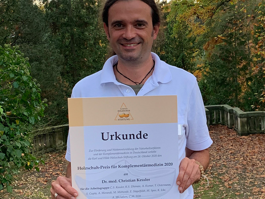 Immanuel Krankenhaus Berlin | Naturheilkunde  | Auszeichnung  | Dr. med. Christian Kessler und Arbeitsgruppe für Ayurveda-Studie bei Kniegelenksarthrose | Holzschuh-Preis für Komplementärmedizin der Hufelandgesellschaft und Holzschuh-Stiftung